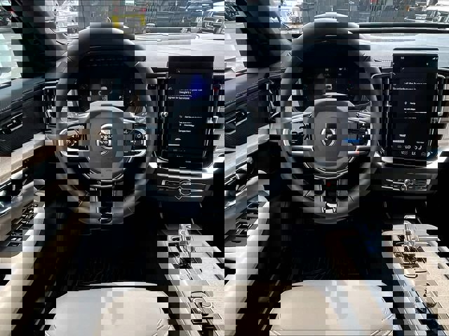 Used 2025 Volvo XC90 B6 Plus image 5