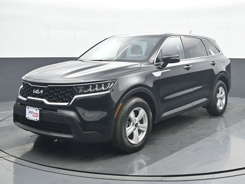 Used 2023 Kia Sorento LX image 2