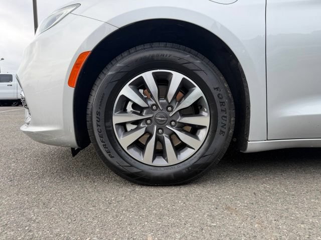 Used 2024 Chrysler Pacifica Limited FWD image 16