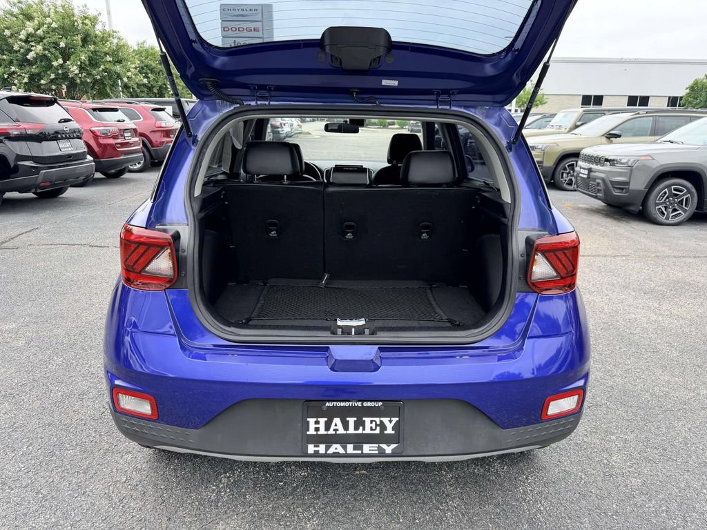 Used 2022 Hyundai Venue Limited w/ Cargo Package FWD image 11