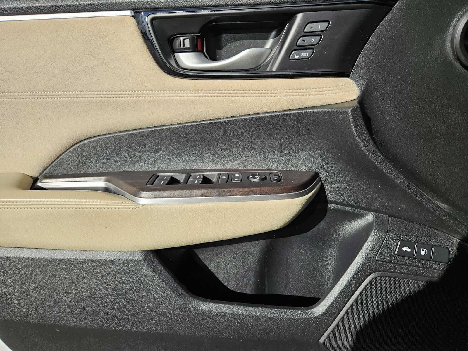 Certified 2018 Honda Clarity Touring image 24