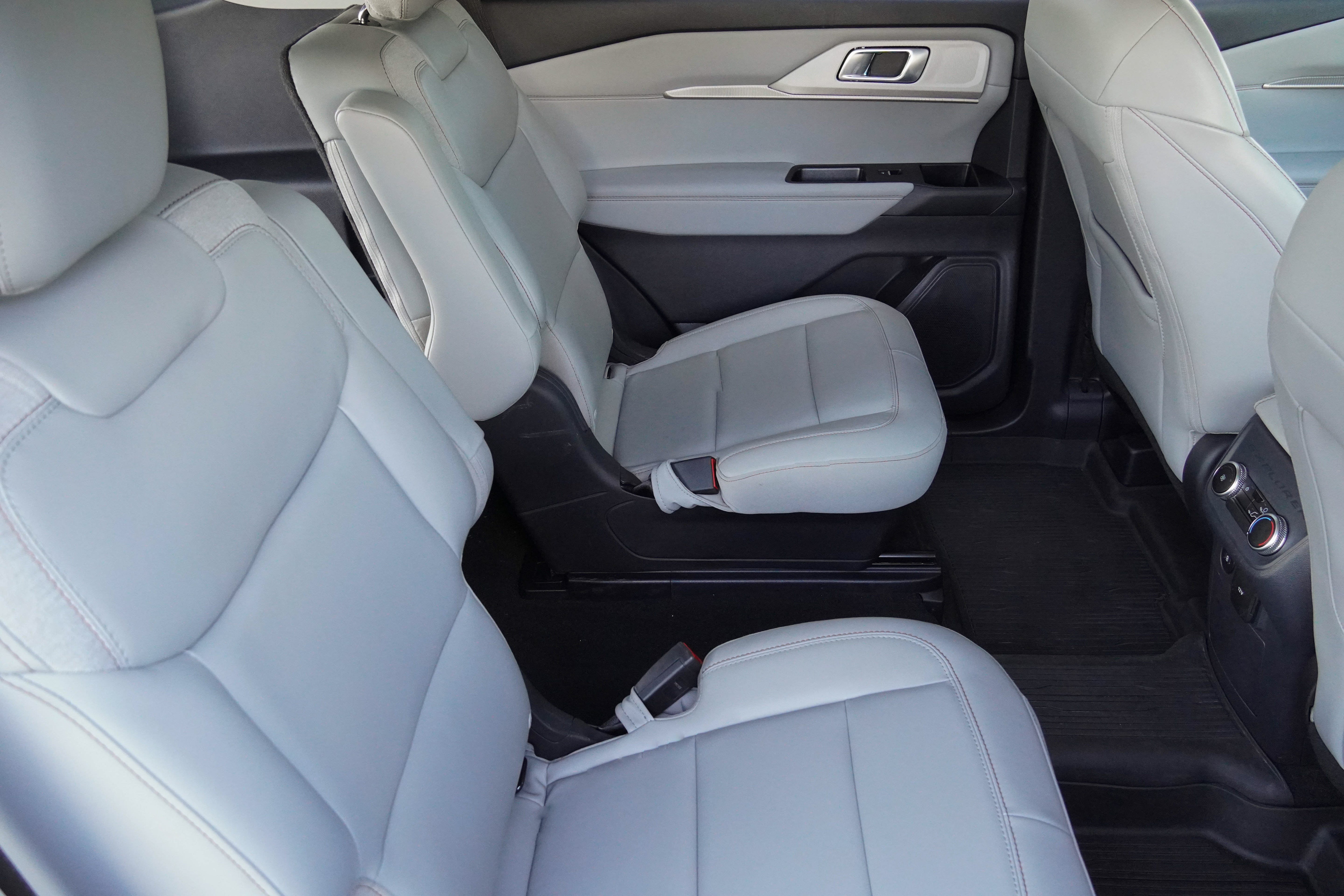 Used 2025 Ford Explorer Active w/ Active Comfort Package RWD image 35