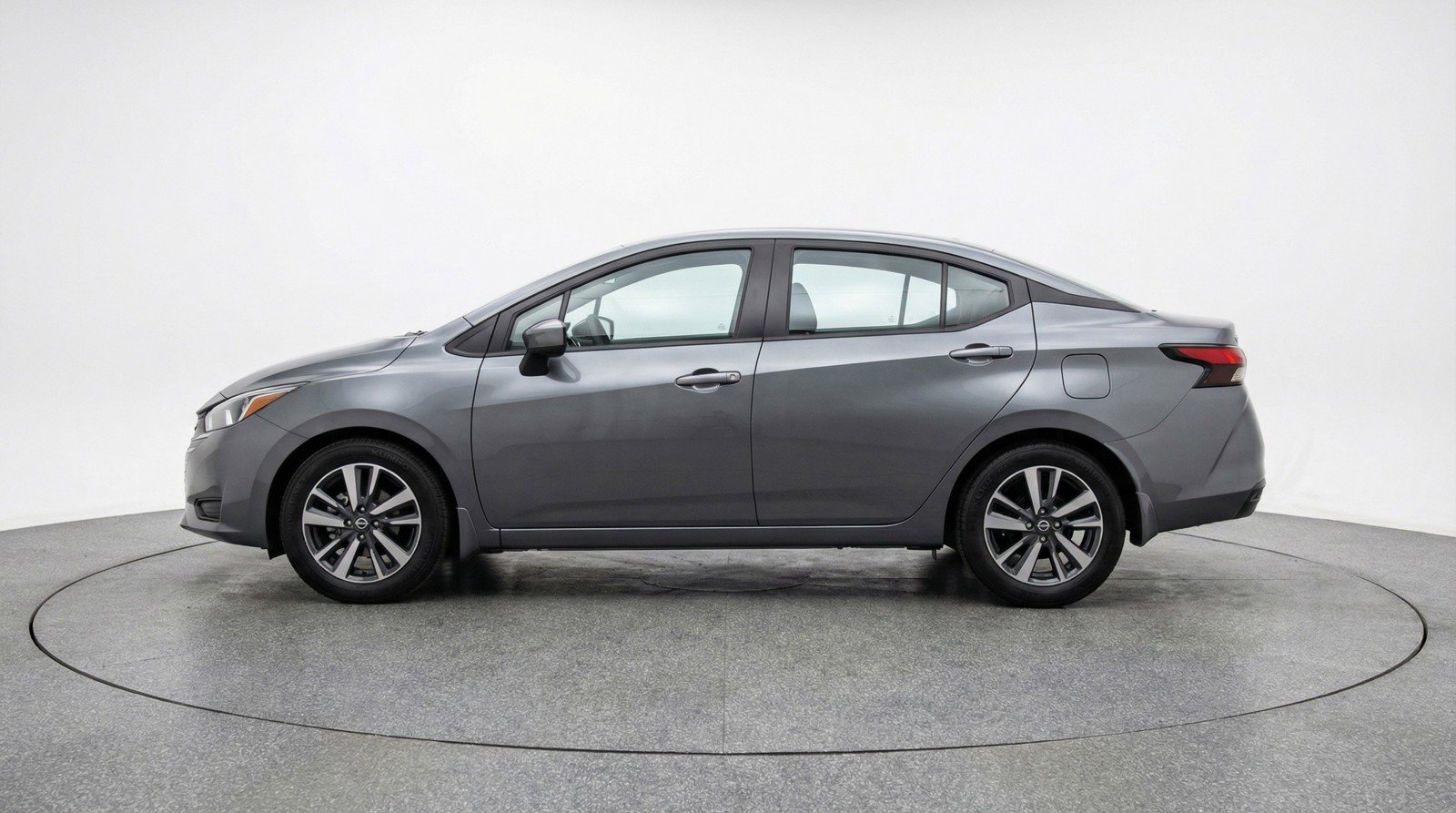 Used 2025 Nissan Versa SV FWD image 5