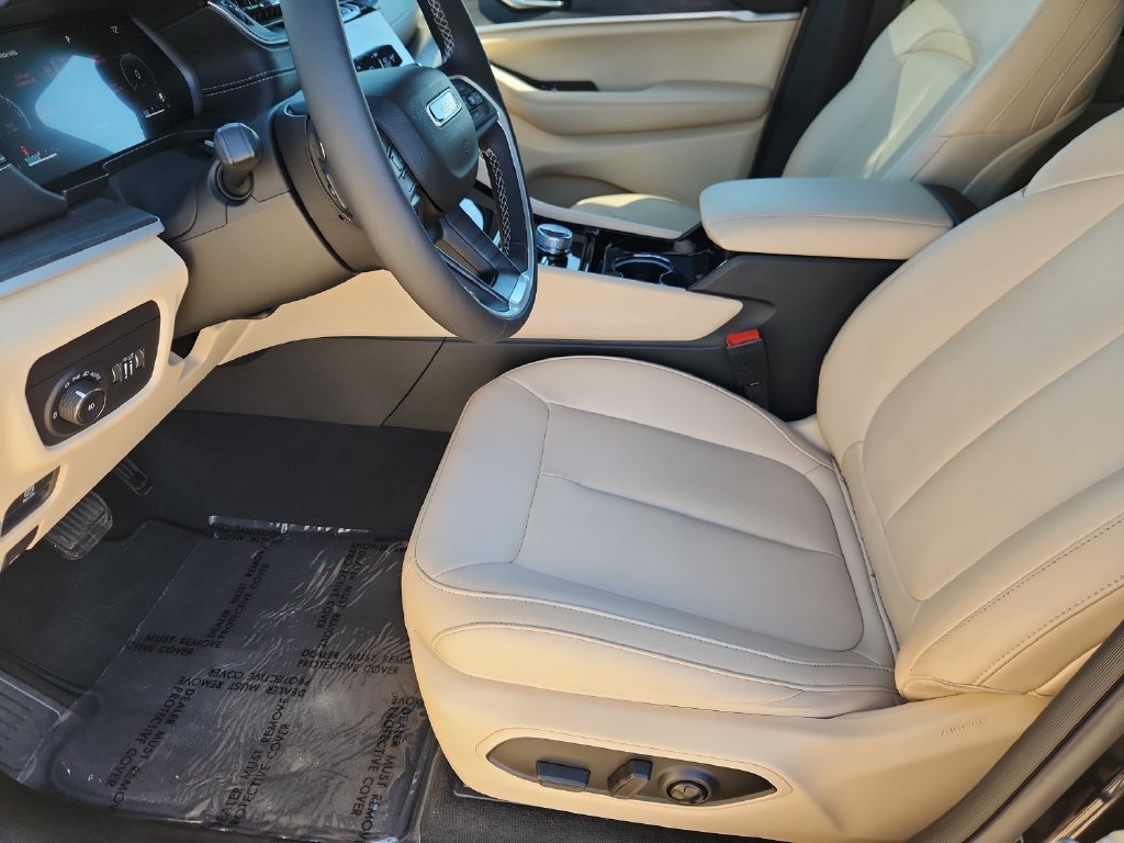 Used 2023 Jeep Grand Cherokee Limited AWD/4WD image 9
