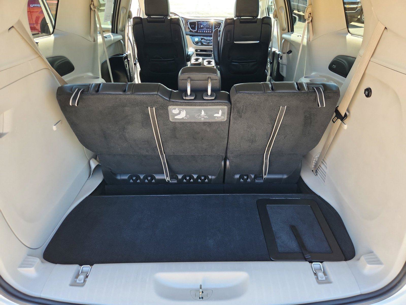 Used 2018 Chrysler Pacifica Touring-L Plus FWD image 16