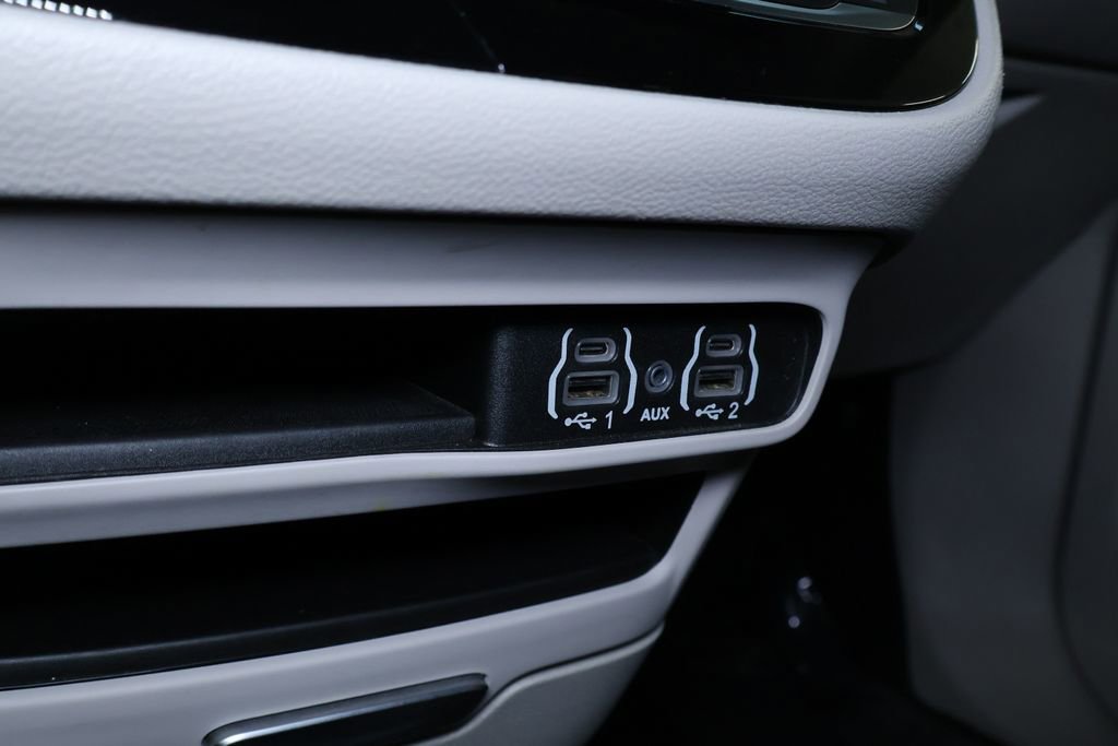 Used 2024 Chrysler Pacifica Touring-L image 35