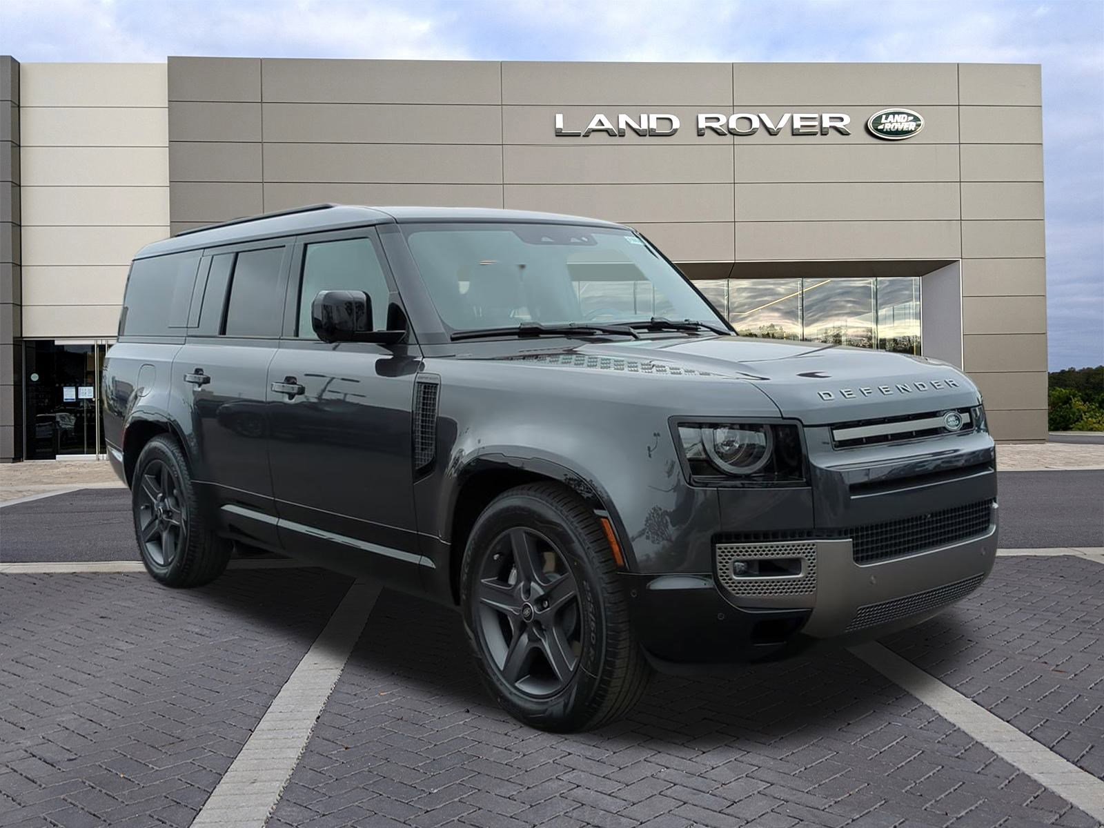 New 2025 Land Rover Defender 130 X-Dynamic SE image 3