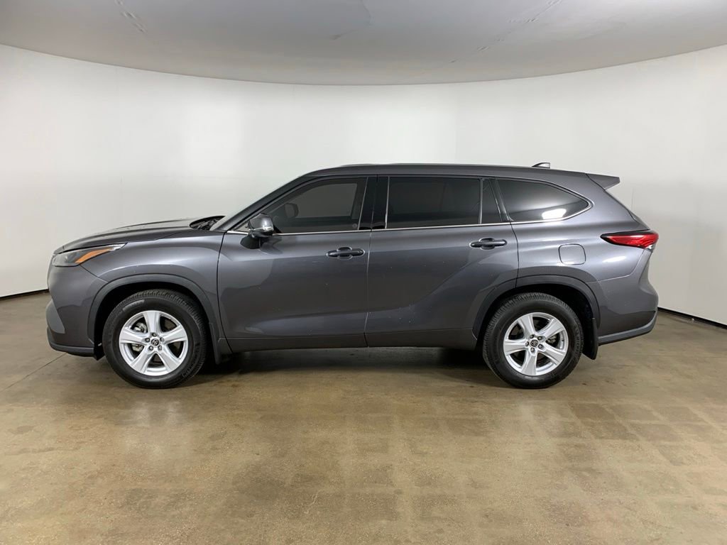 Used 2022 Toyota Highlander LE AWD/4WD image 17