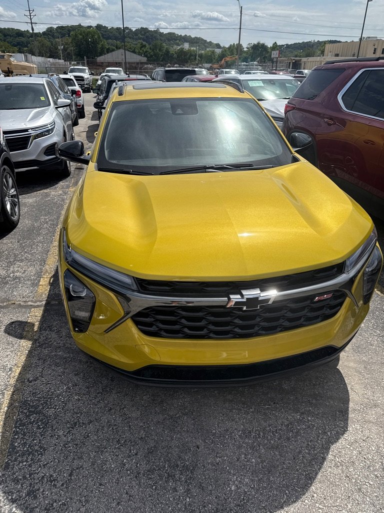 Used 2025 Chevrolet Trax RS w/ Sunroof Package image 2
