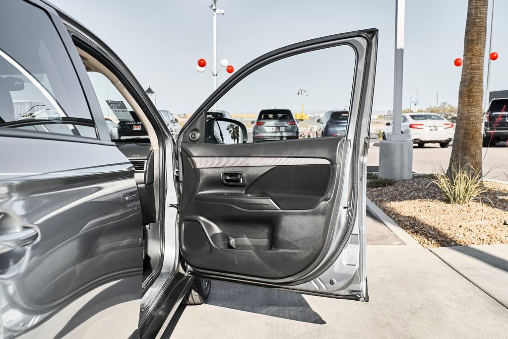 Used 2016 Mitsubishi Outlander SE AWD/4WD image 9