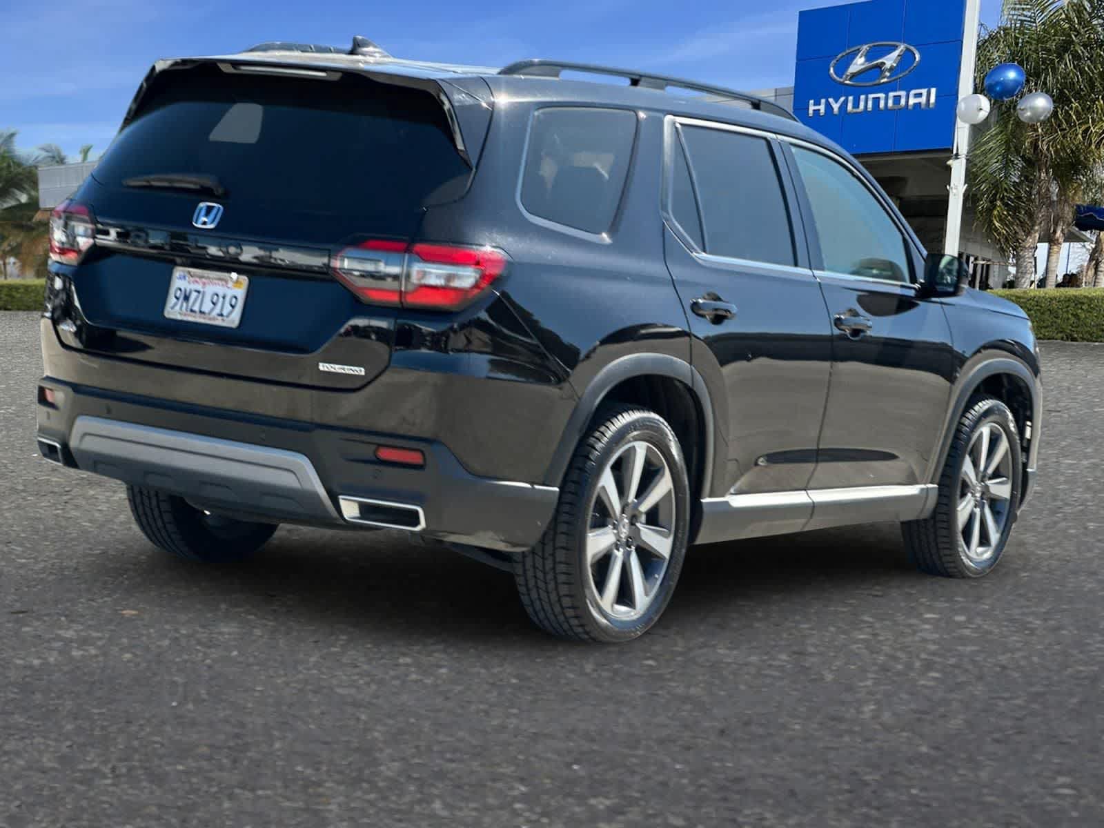 Used 2024 Honda Pilot Touring image 3