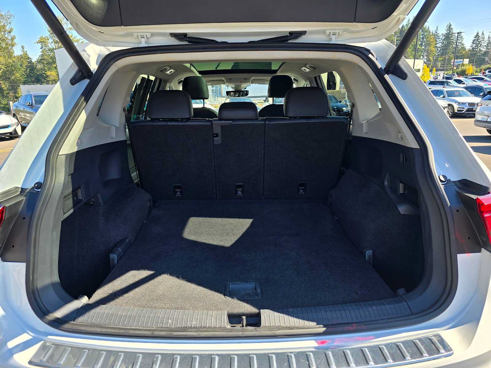 Used 2020 Volkswagen Tiguan SEL AWD/4WD image 14