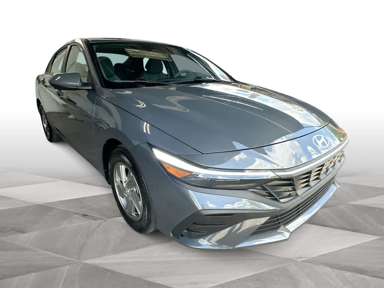Used 2025 Hyundai Elantra SE FWD image 2