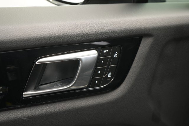 Used 2023 Porsche Cayenne Platinum Edition image 25