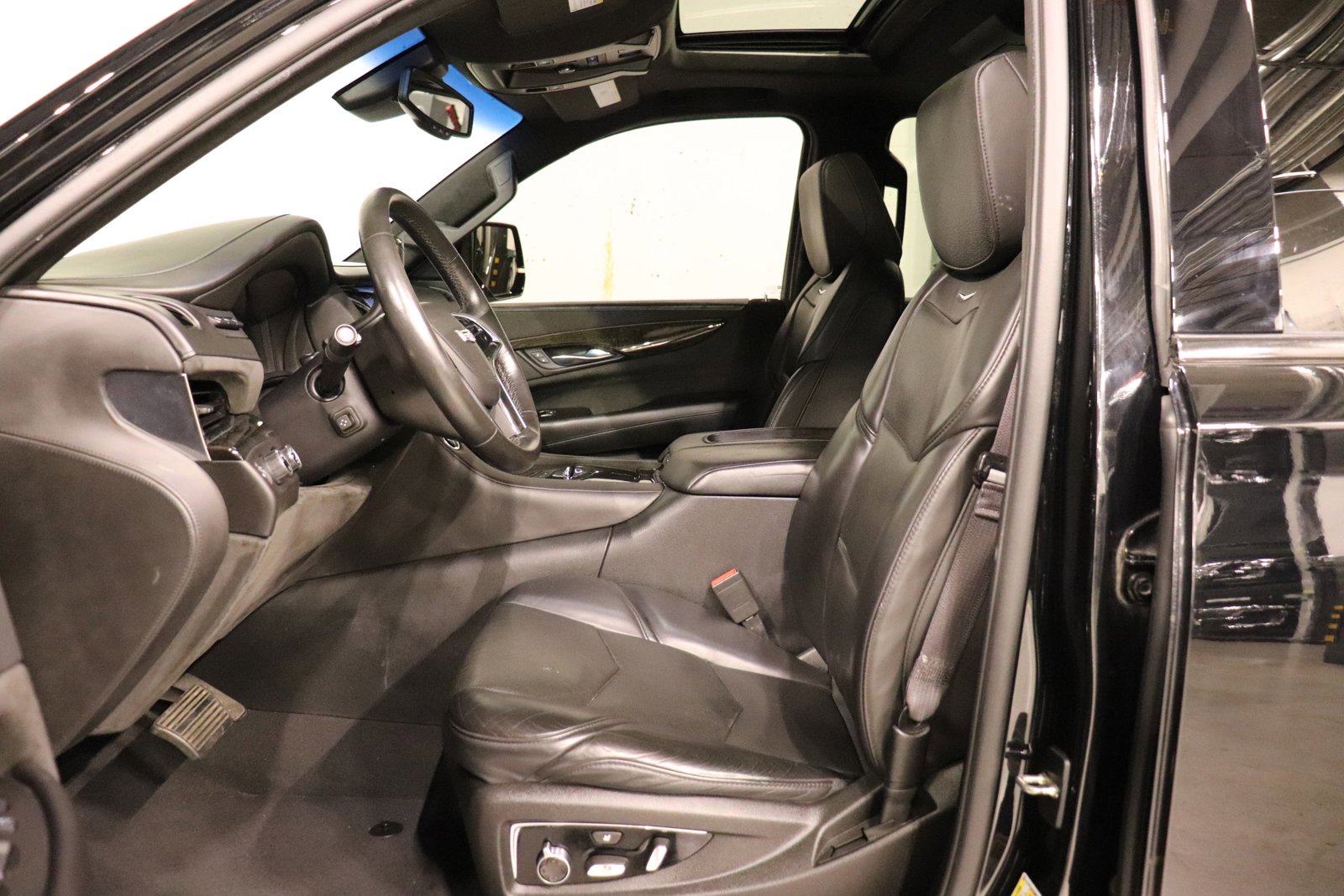 Used 2015 Cadillac Escalade Platinum image 12