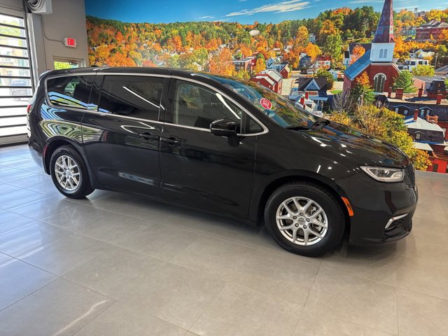 Used 2023 Chrysler Pacifica Touring-L FWD image 9