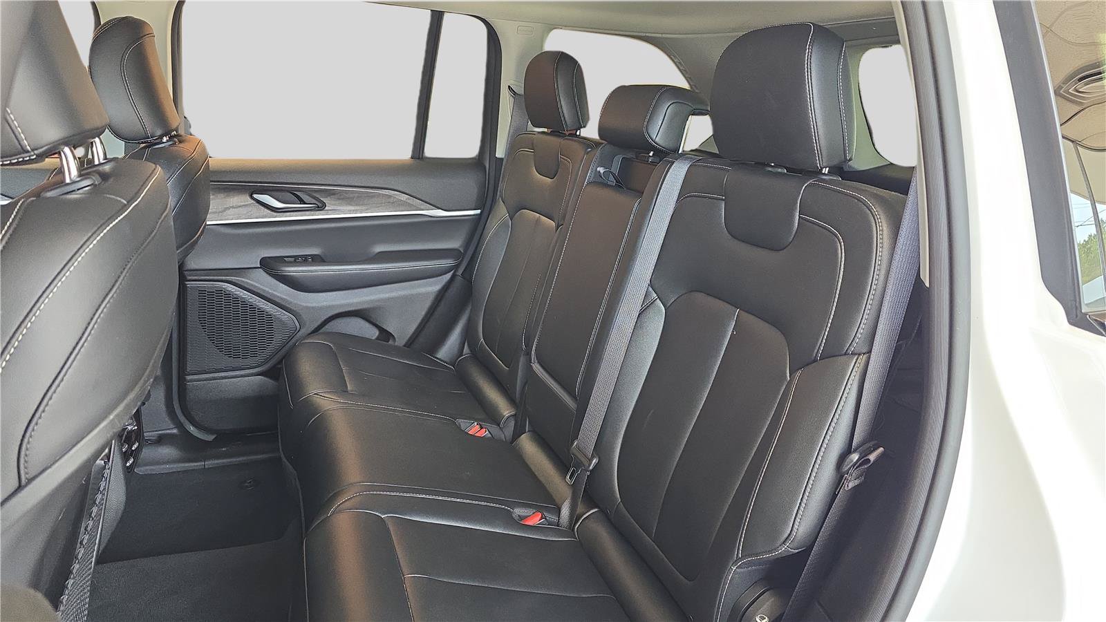 Used 2023 Jeep Grand Cherokee Limited AWD/4WD image 18