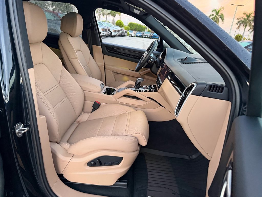 Used 2023 Porsche Cayenne Platinum Edition AWD/4WD image 18