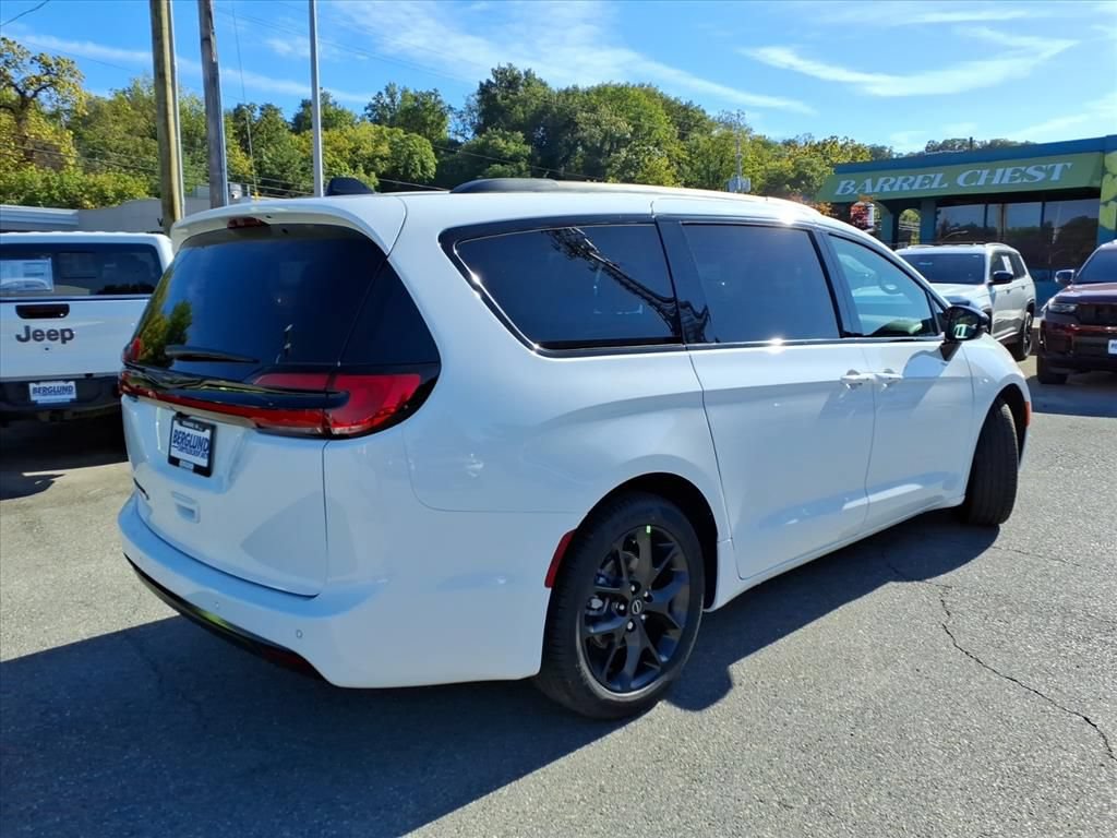 New 2026 Chrysler Pacifica Select w/ S Appearance Package FWD image 4