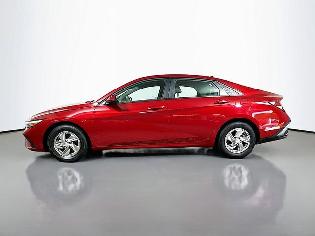 Used 2025 Hyundai Elantra SE FWD image 4