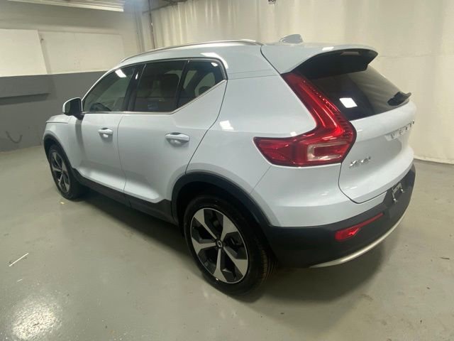 Used 2025 Volvo XC40 B5 Plus AWD/4WD image 2