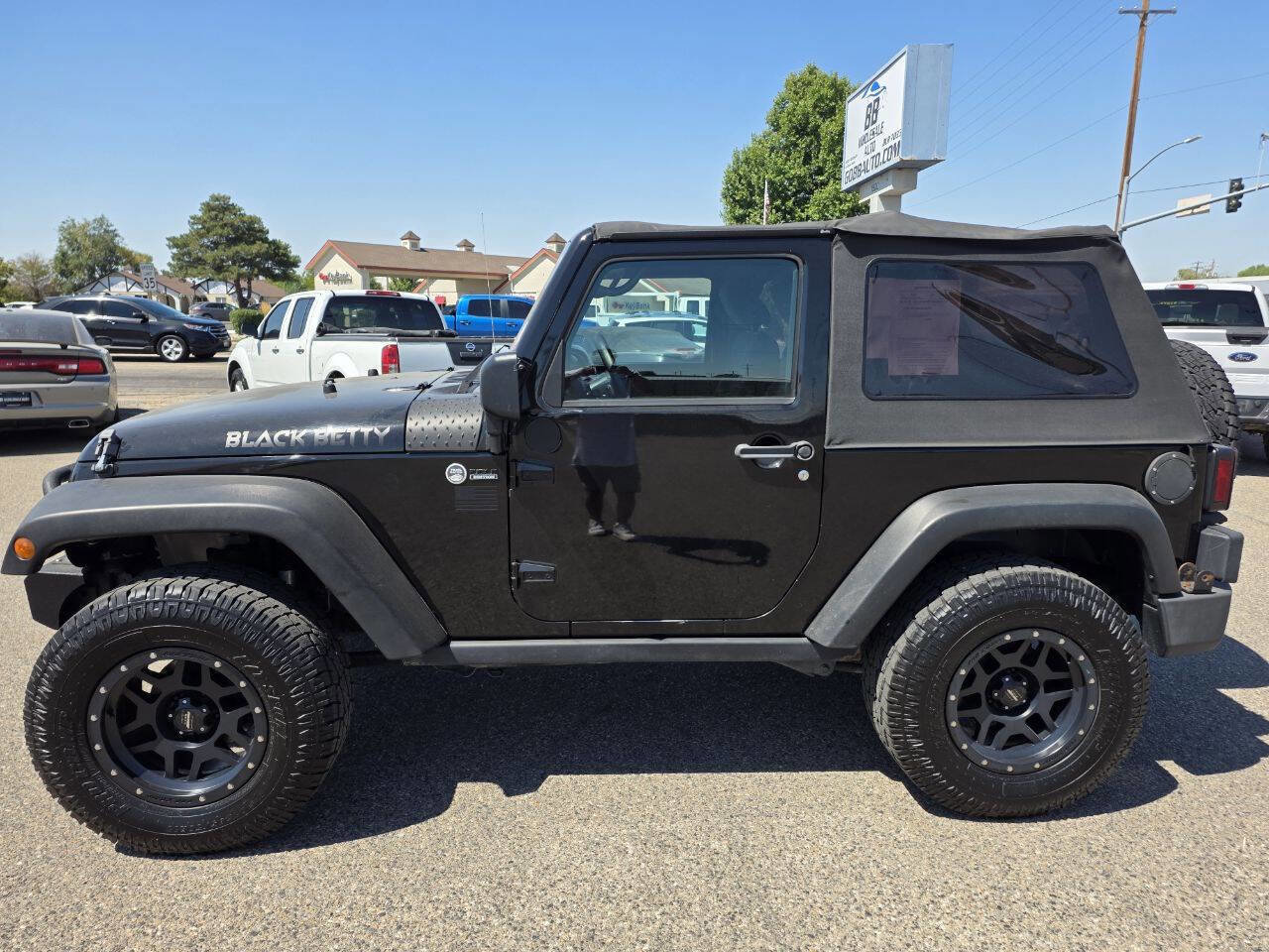 Used 2011 Jeep Wrangler Unlimited Sahara w/ Connectivity Group image 2