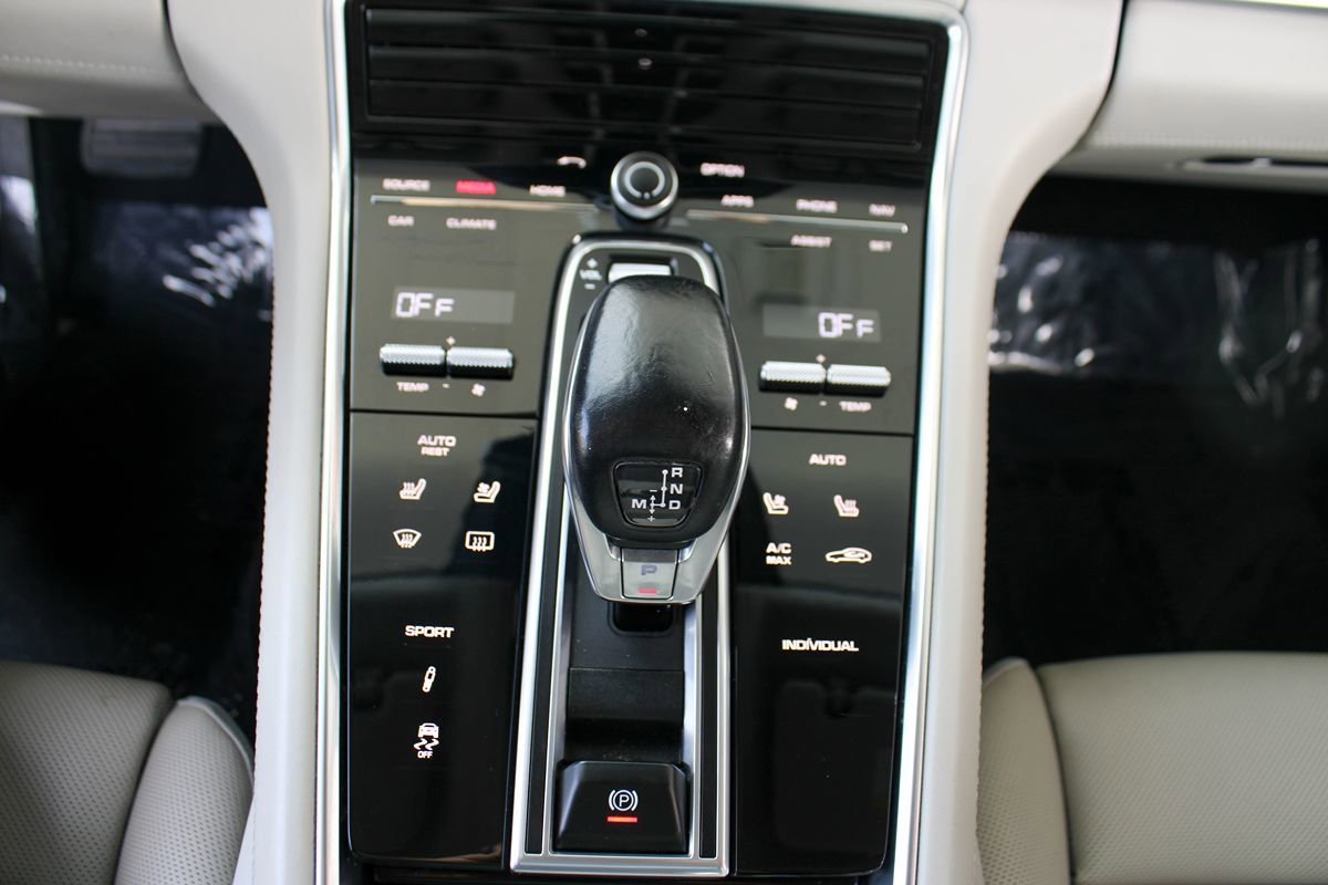 Used 2018 Porsche Panamera 4 AWD/4WD image 39