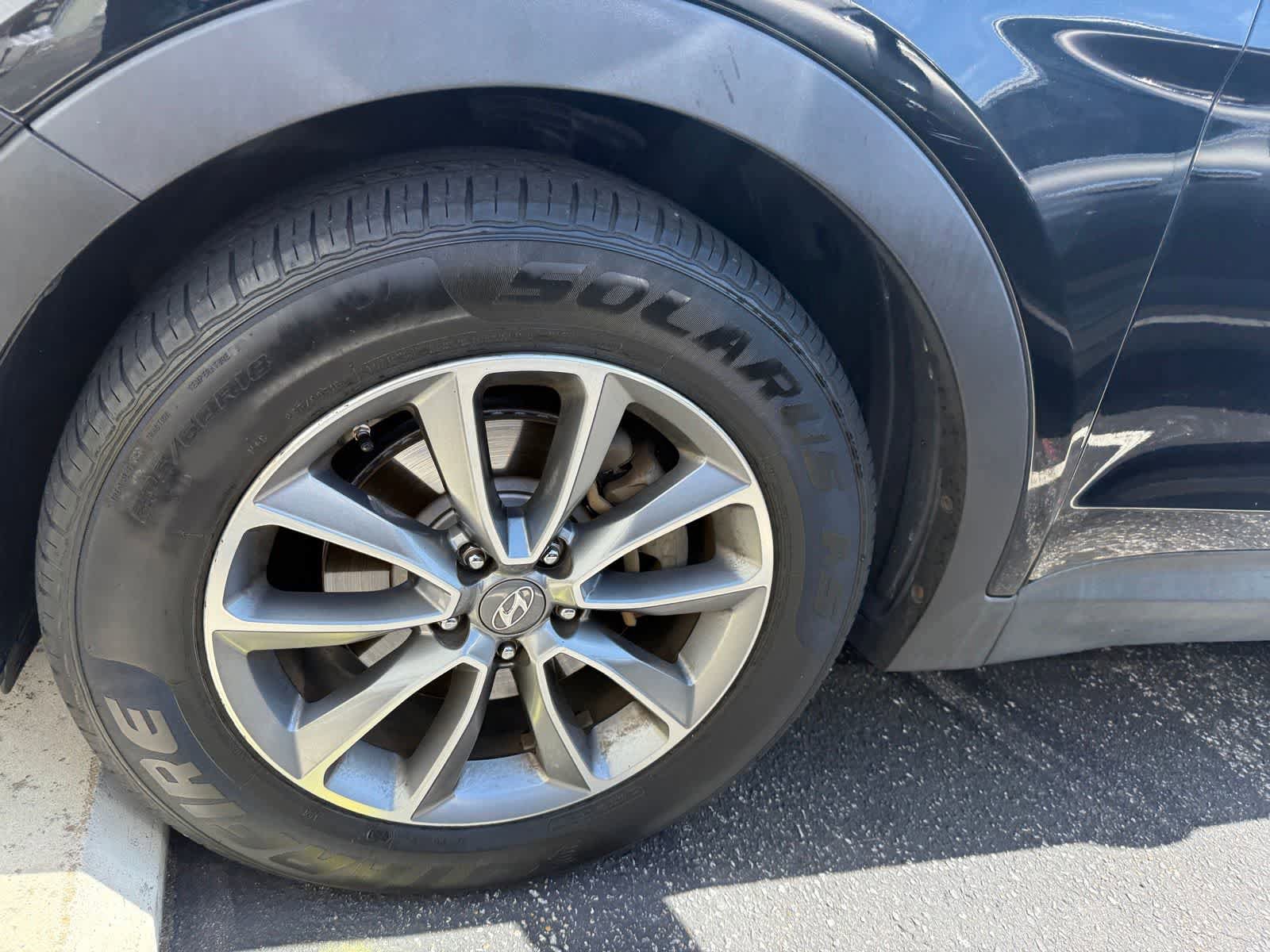 Used 2017 Hyundai Santa Fe SE AWD/4WD image 2