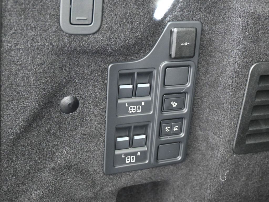 Used 2026 Land Rover Discovery Limited Edition image 42
