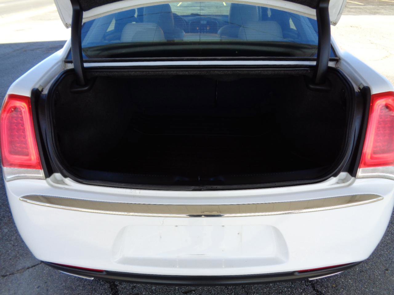 Used 2017 Chrysler 300 C RWD image 27