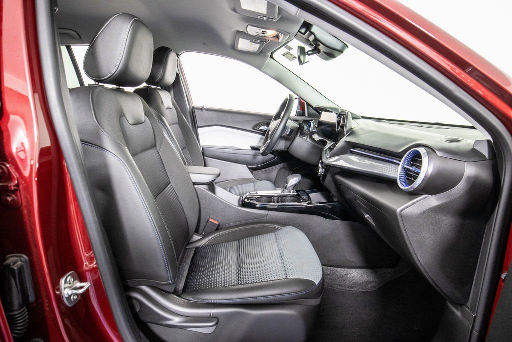 Used 2025 Chevrolet Trax LT w/ LT Convenience Package image 10