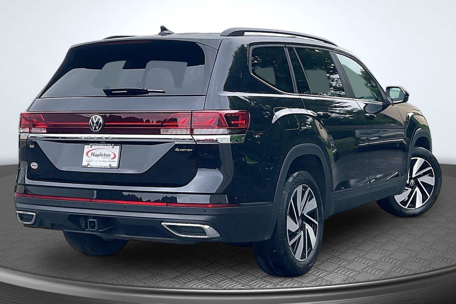 Used 2025 Volkswagen Atlas SE AWD/4WD image 2