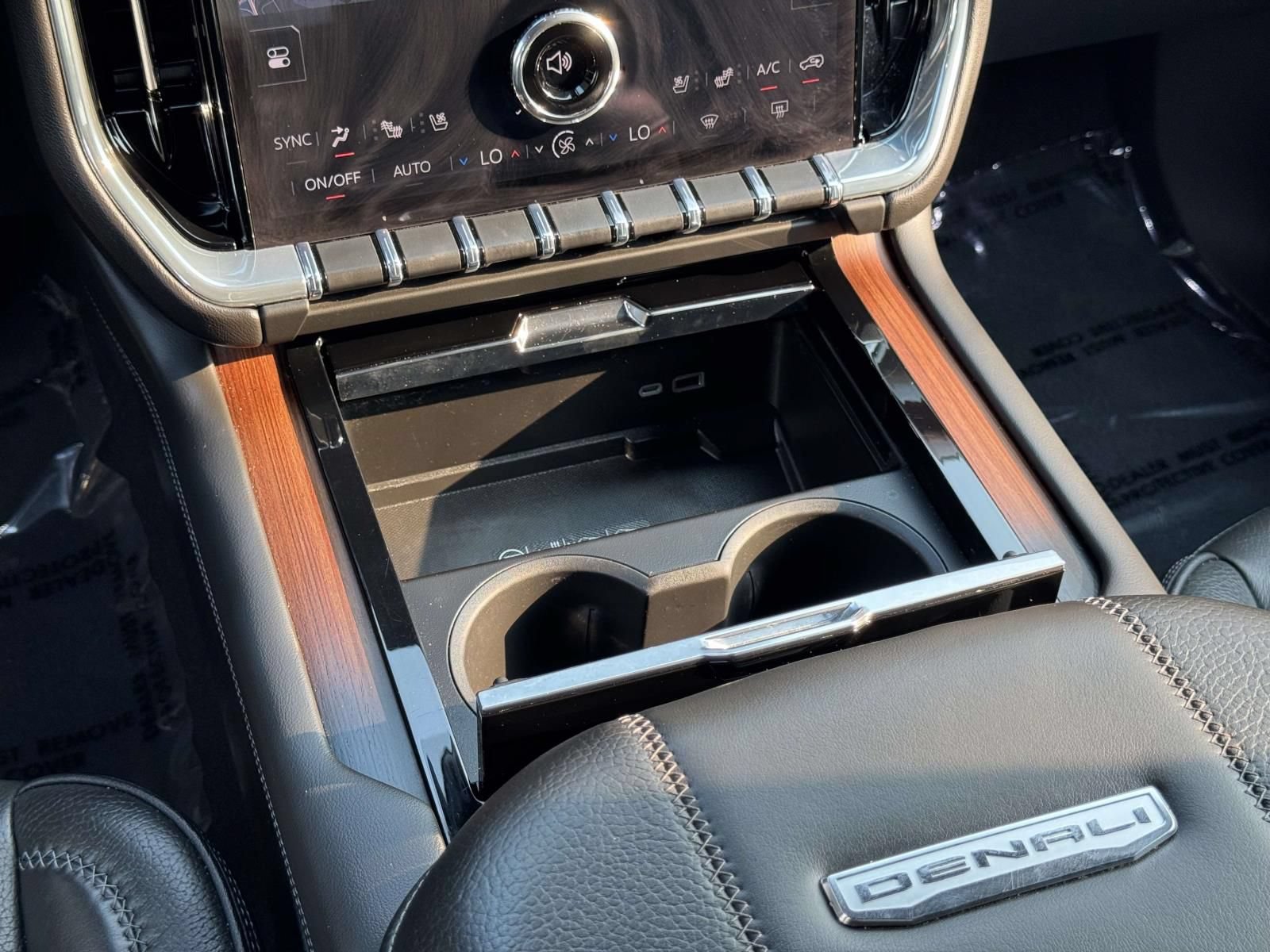 Used 2025 GMC Yukon Denali AWD/4WD image 12