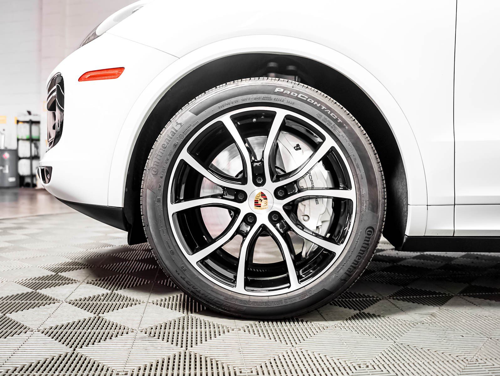 Certified 2023 Porsche Cayenne Turbo AWD/4WD image 14