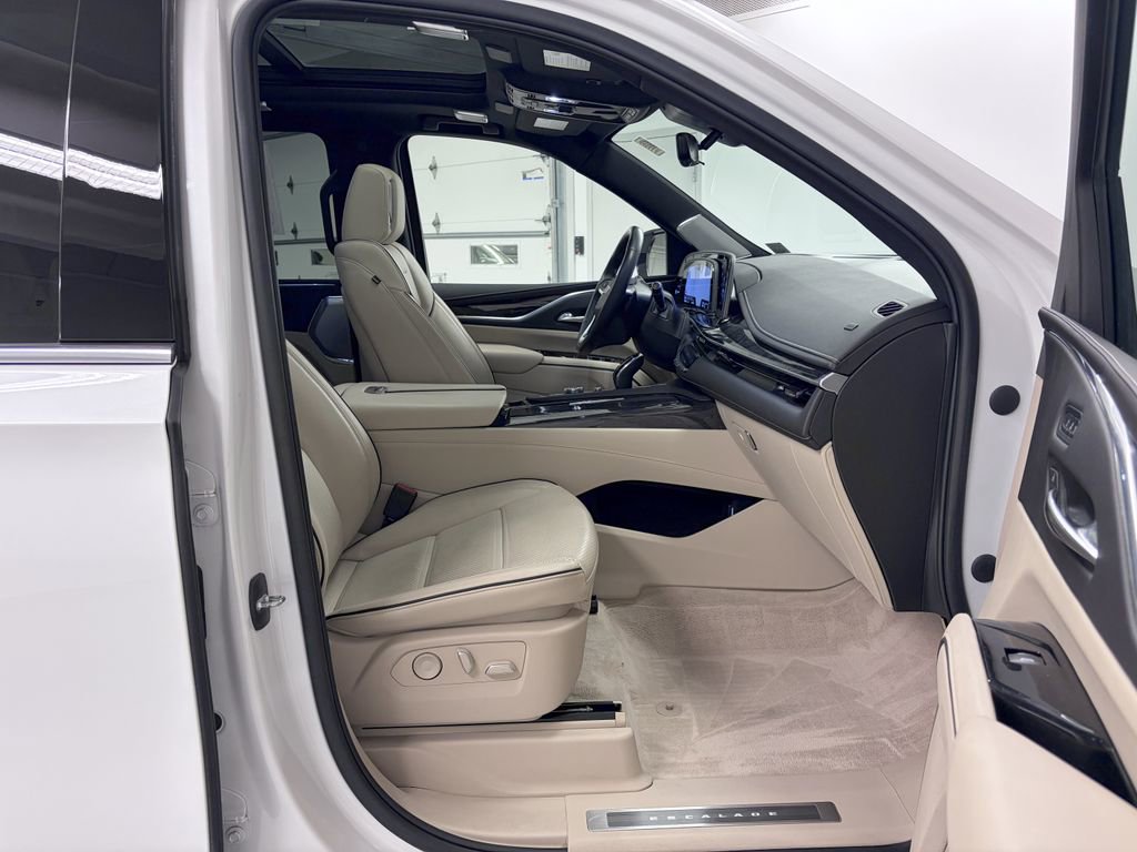 Used 2022 Cadillac Escalade ESV Premium Luxury w/ Performance Package AWD/4WD image 17
