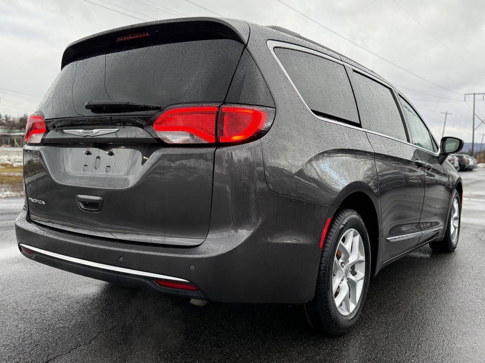 Used 2017 Chrysler Pacifica Touring-L w/ Tire & Wheel Group image 5