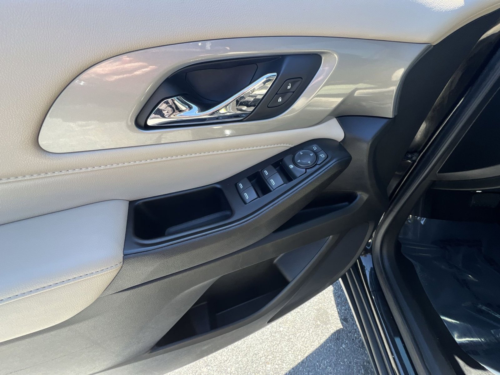 Used 2023 Chevrolet Traverse LS image 15