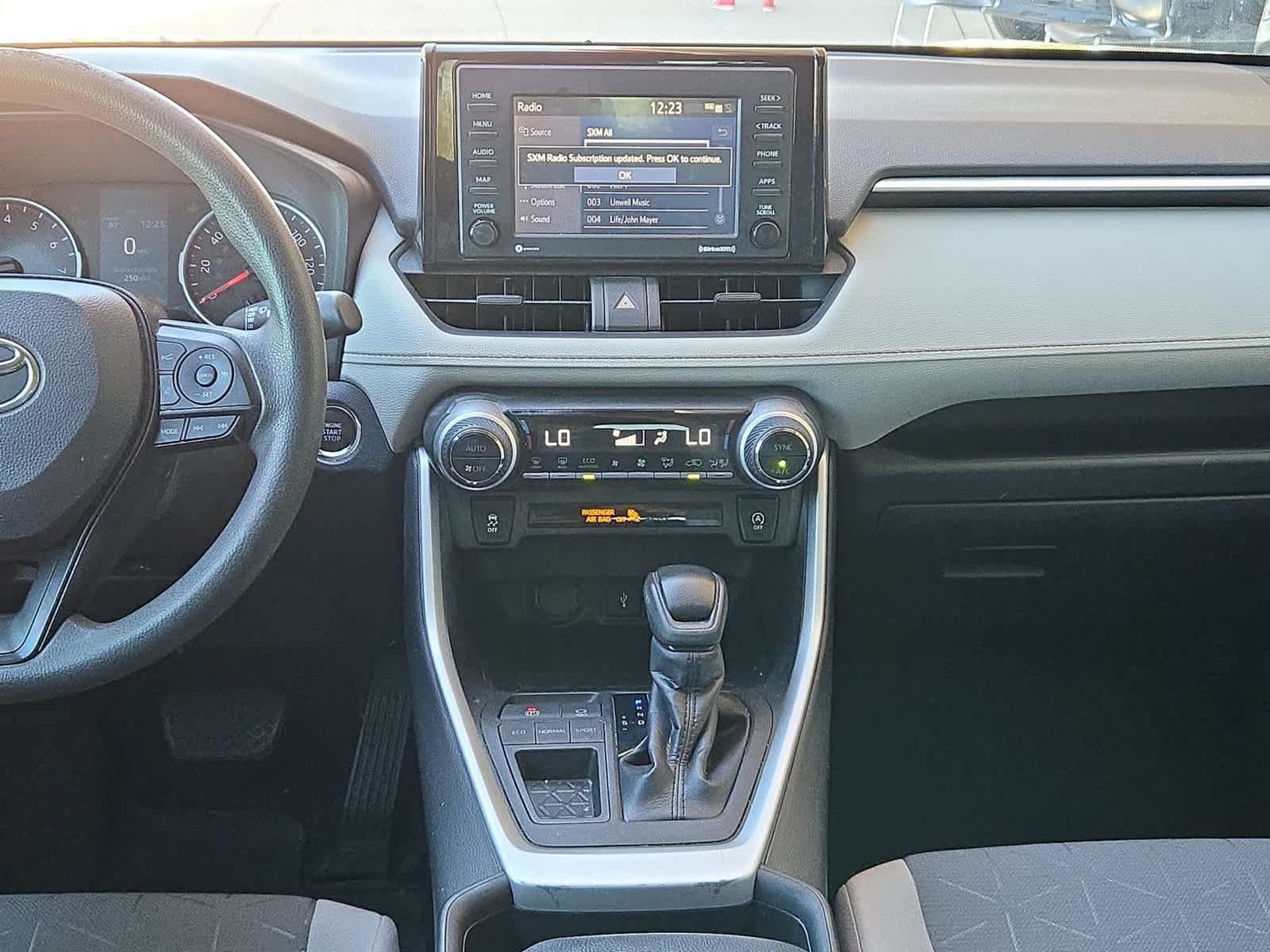 Used 2020 Toyota RAV4 XLE w/ Convenience Package FWD image 28