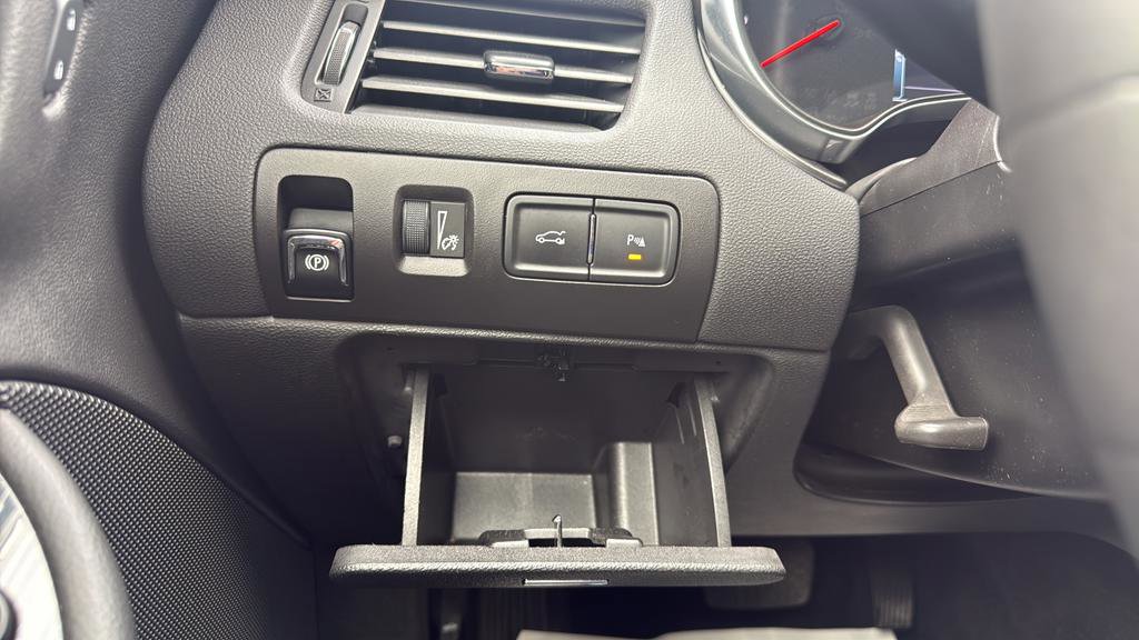 Used 2016 Chevrolet Impala LT w/ Convenience Package image 28