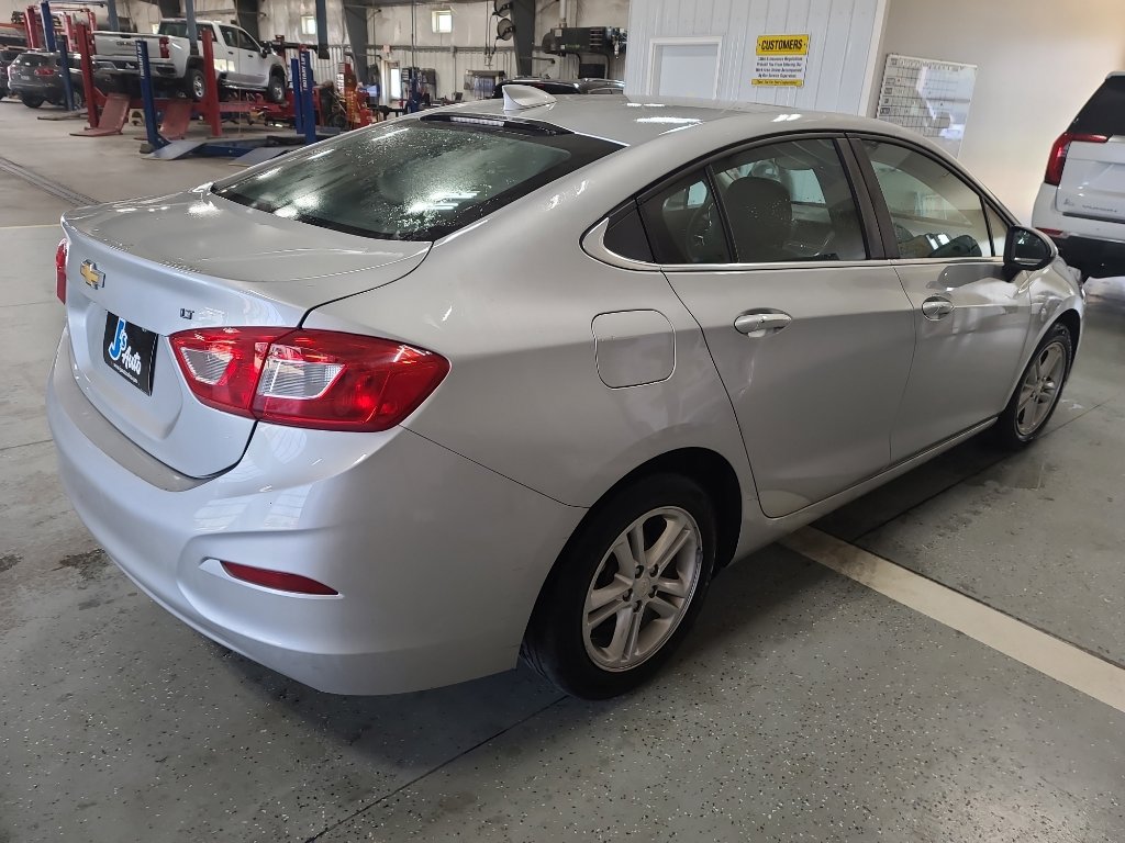 Used 2017 Chevrolet Cruze LT w/ Convenience Package FWD image 5
