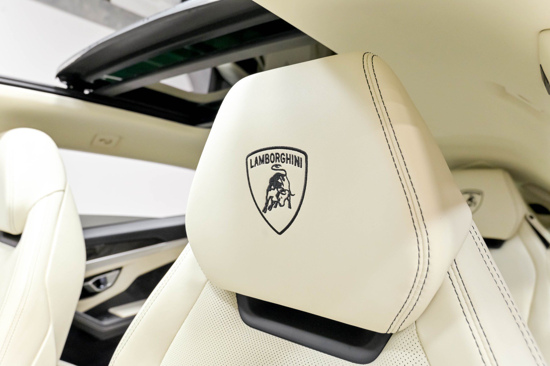 Used 2020 Lamborghini Urus AWD/4WD image 9