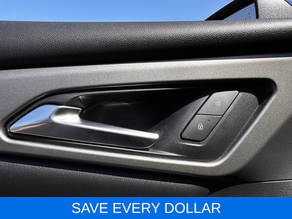 Used 2025 Chevrolet Traverse LT w/ Midnight/Sport Edition FWD image 9
