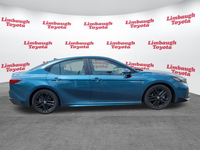 Used 2025 Toyota Camry SE image 2