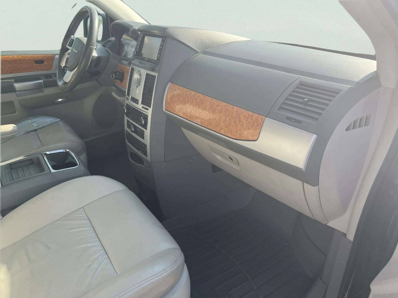 Used 2008 Chrysler Town & Country Limited w/ Entertainment Group #3 FWD image 7