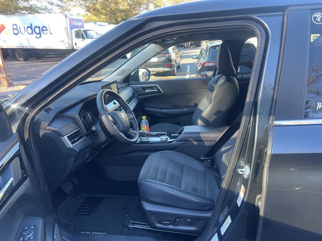Used 2025 Mitsubishi Outlander SE image 6
