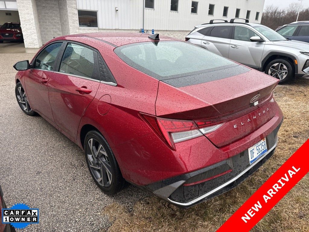 Used 2025 Hyundai Elantra SEL image 2