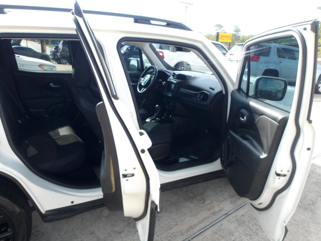 Used 2018 Jeep Renegade Altitude FWD image 6