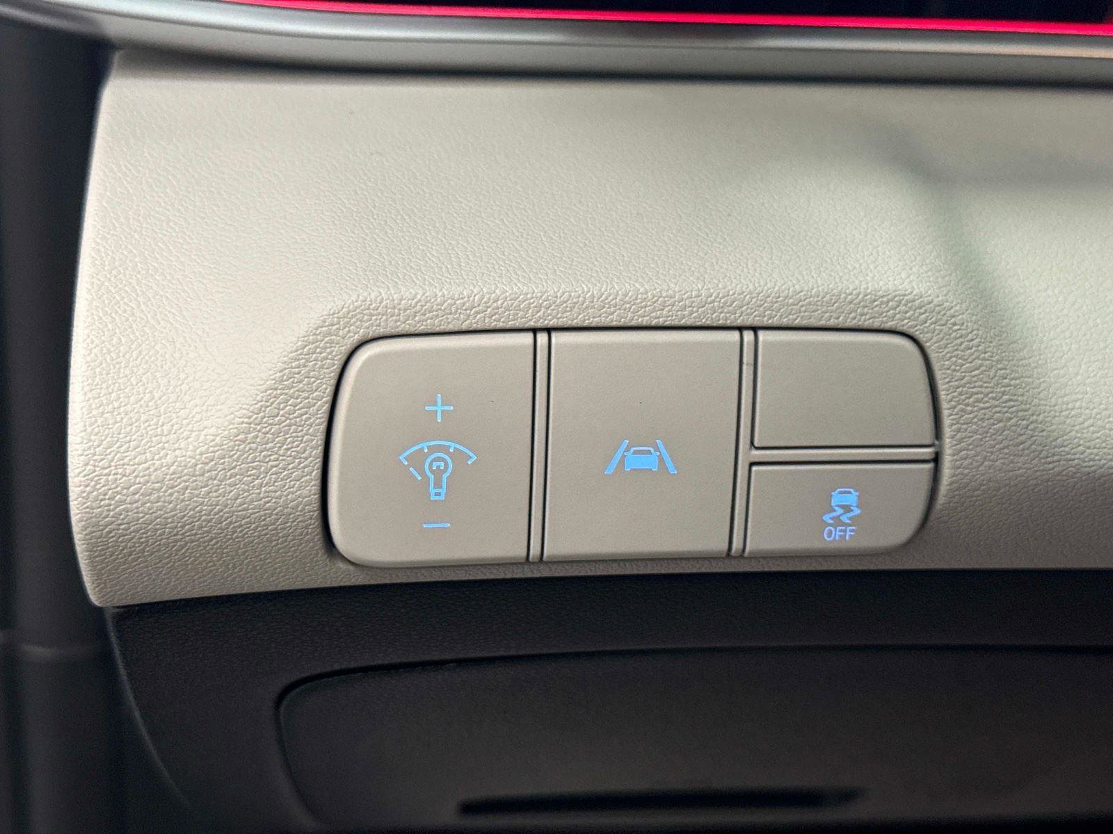 Used 2023 Hyundai Elantra Limited image 29