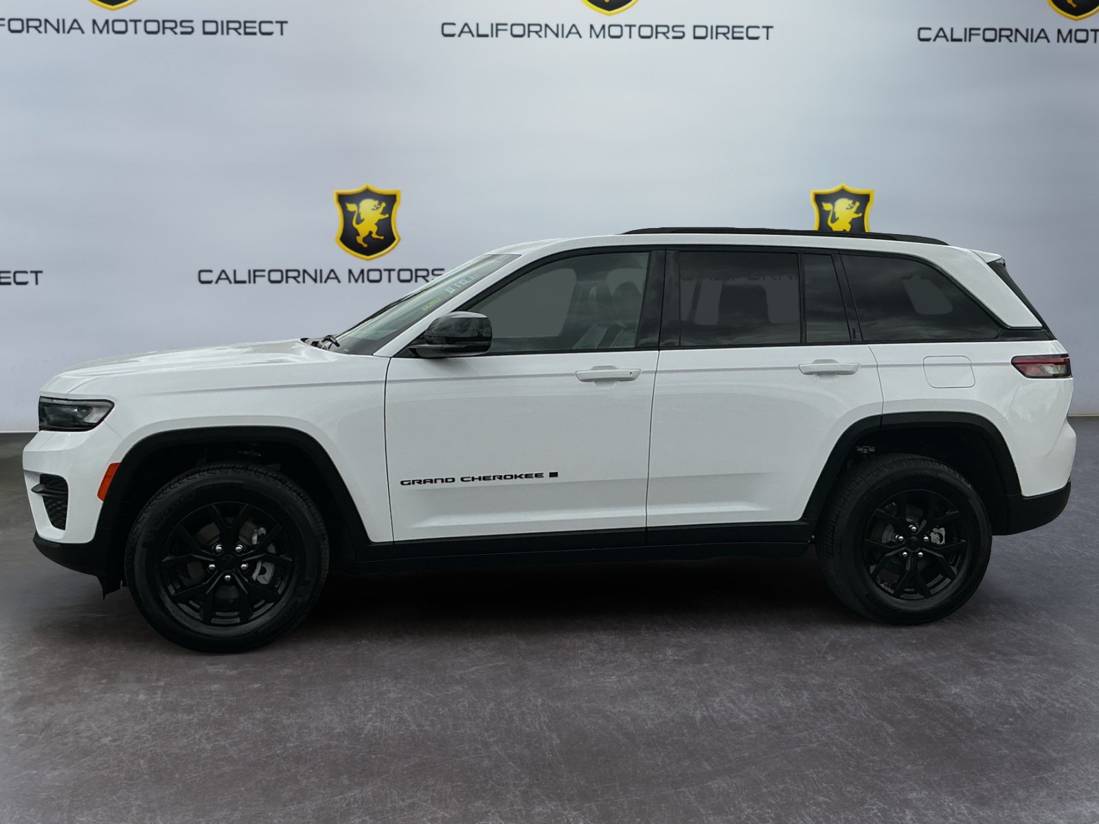 Used 2025 Jeep Grand Cherokee Altitude RWD image 8