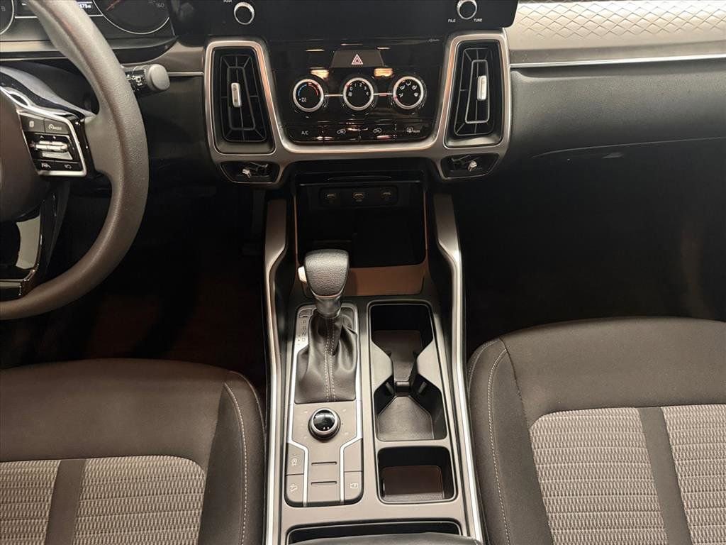 Used 2023 Kia Sorento LX image 16